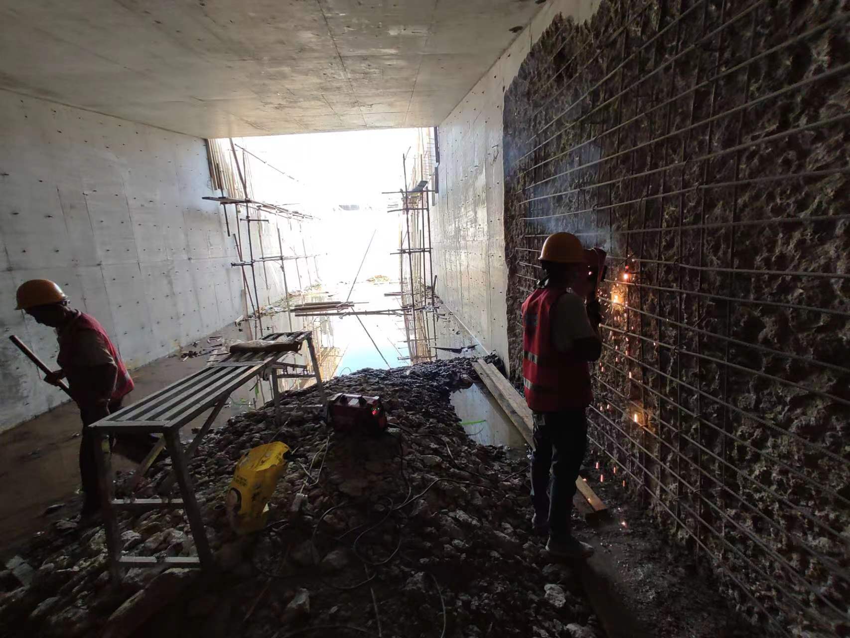 青冈挖断承重墙导致楼体开裂，加固施工方案出炉